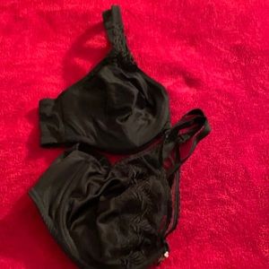 Two Women’s 40c bras